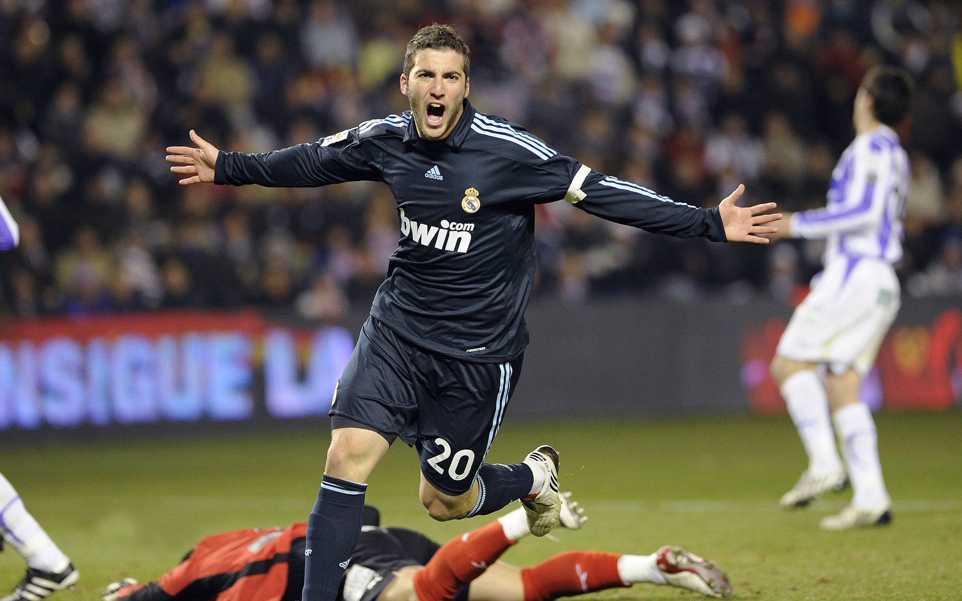 自由泳接力吉尔吉斯斯坦配合默契，吉尔吉斯斯坦选手